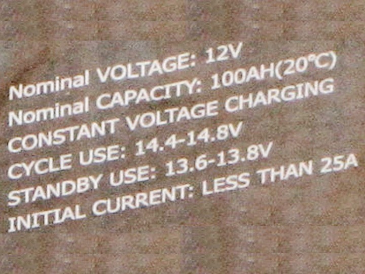 abtibild pe o baterie cu acid