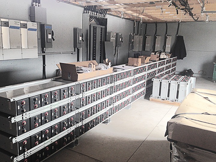 Banc mare de baterii, cu cameră proprie