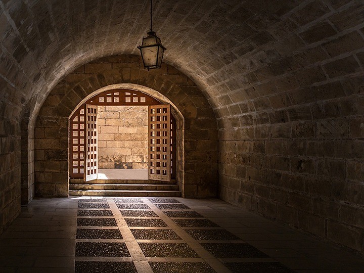 Întrarea într-un beci construit din piatră