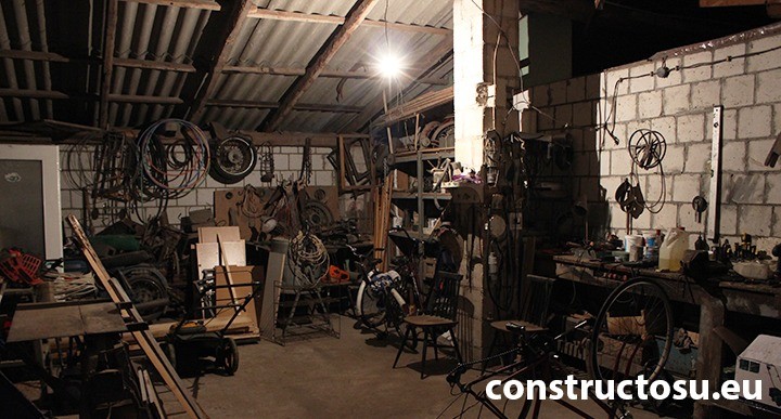 Atelier meșteșugăresc sau magazie cu un iluminat slab