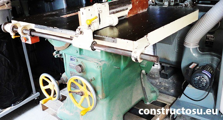 Circular cu masă industrial, construit din fontă