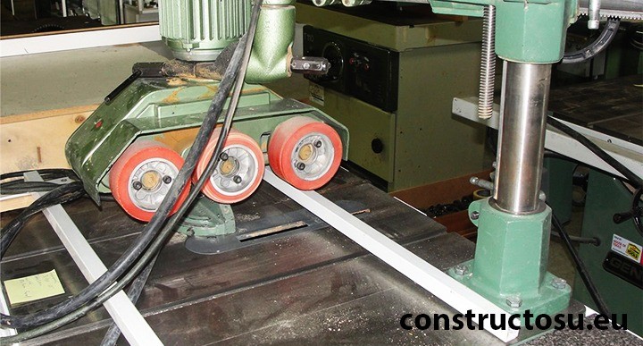 Extensie pentru avansul mecanic la un circular cu masă