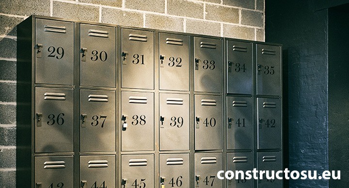 Vestiare metalice prinse de peretele solid