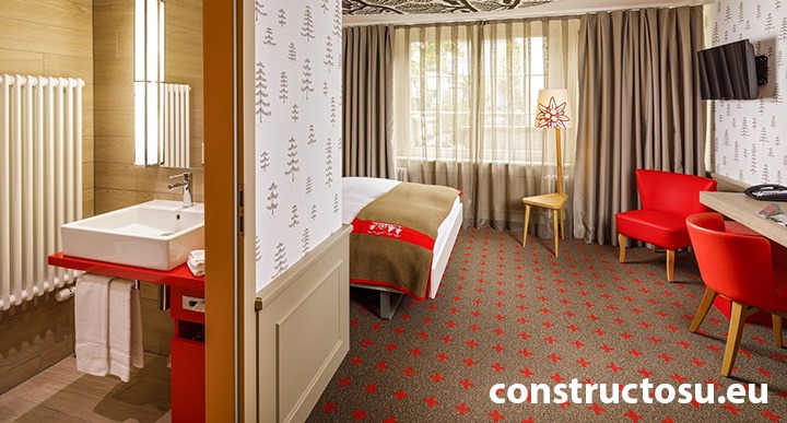 Cameră de hotel cu nuanțe predominante de roșu