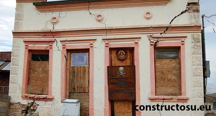 Clădire tasată inegal în mai multe locuri