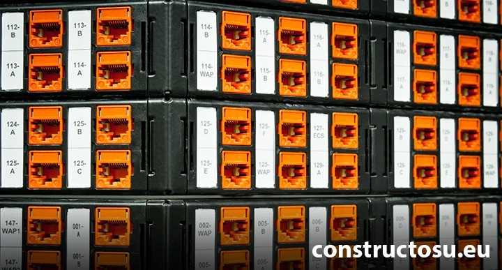 Panou de date în care se conectează cablurile