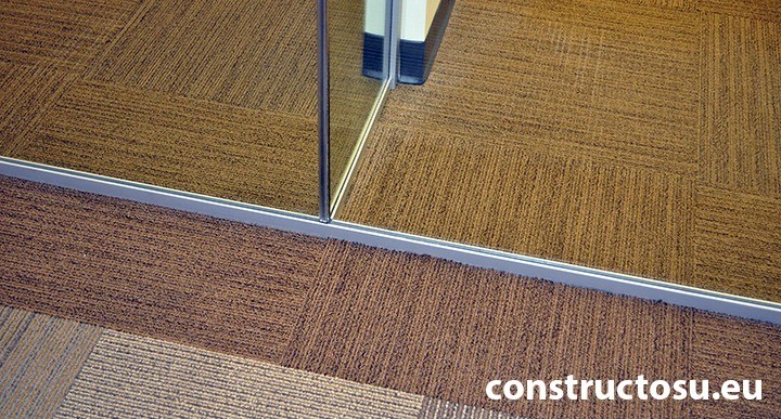 Pereți de compartimentare din sticlă într-un spațiu de birou