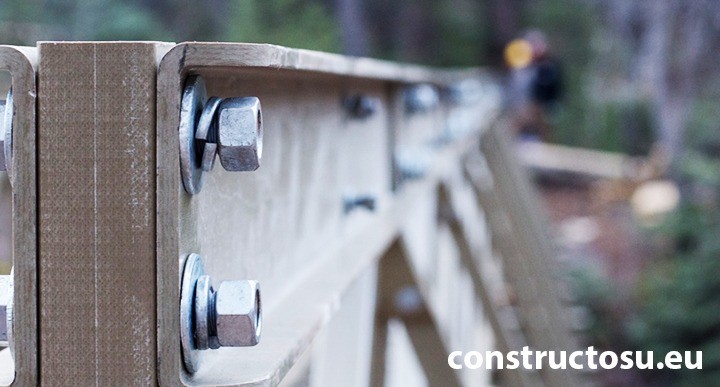 Pod de oțel prins în șuruburi structurale