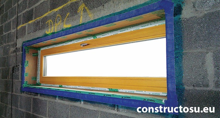 Fereastră lungă în perete de bolțari de beton