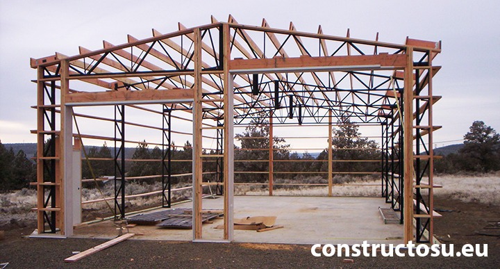 Hală metalică cu căpriori din lemn