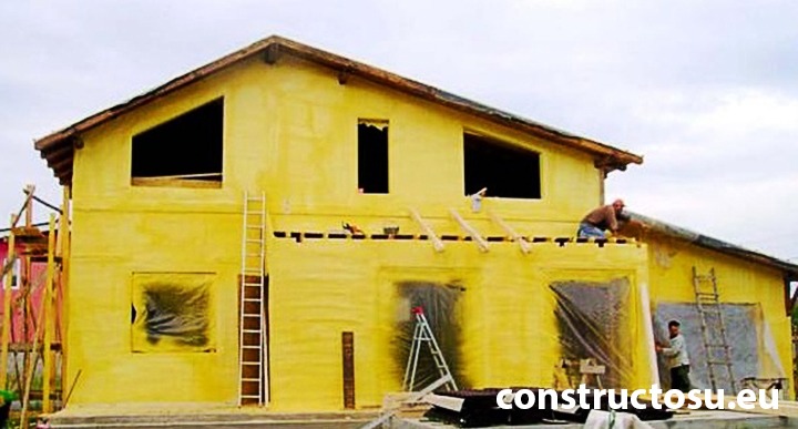 Casă din lemn și OSB, rigidizată și izolată pe exterior