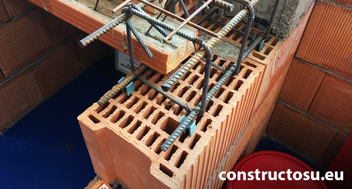 Centura de beton armat, peste zid de cărămidă cu goluri