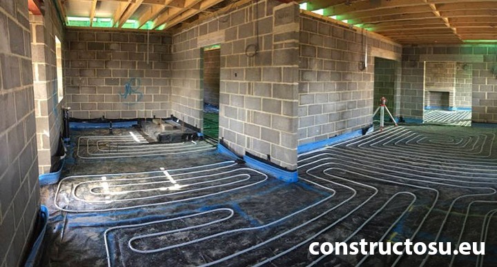 Clădire nouă cu pereți de beton dispusă în totalitate în plan, cu încălzire în pardoseală.