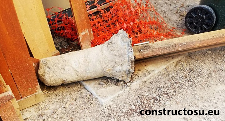 Fundația unui stâlp de lemn, cu o formă incorectă.