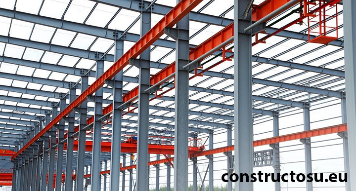 Hală industrială din oțel, cu grinzi pentru susținera căilor de rulare.