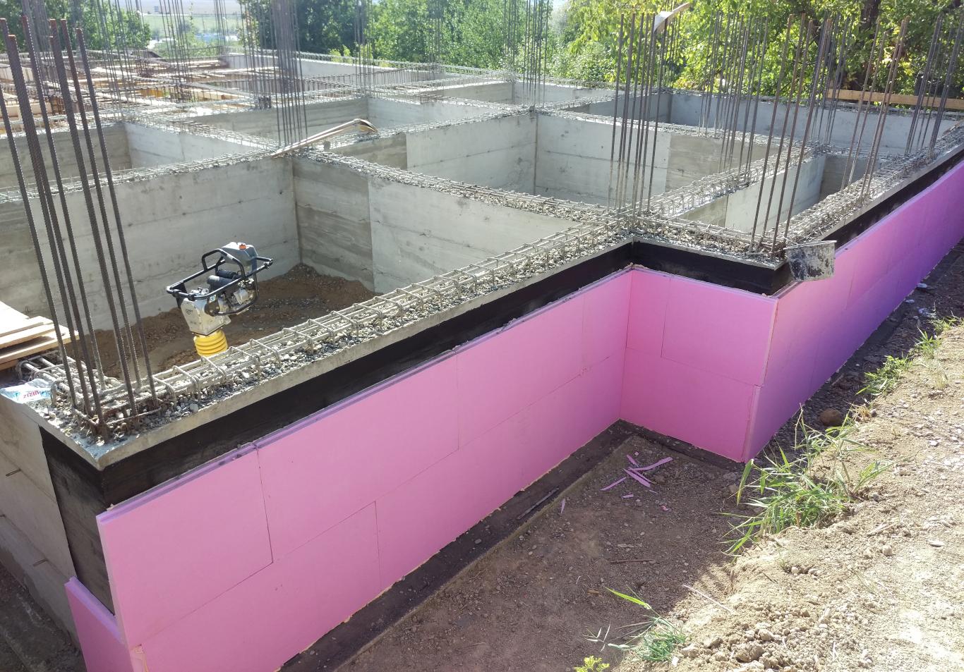 Fundație în elevație, termoizolată, hidroizolată, cu umplutură pământ