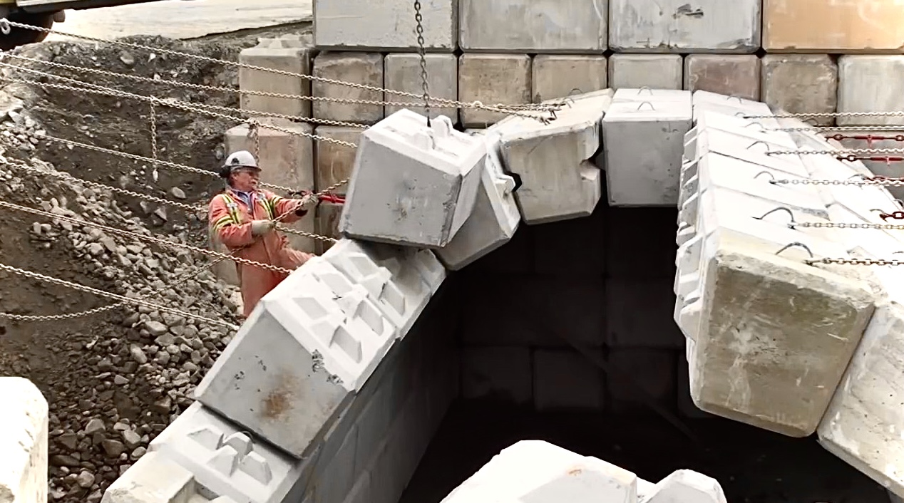 Clădire subterană construită doar din blocuri de beton nearmat