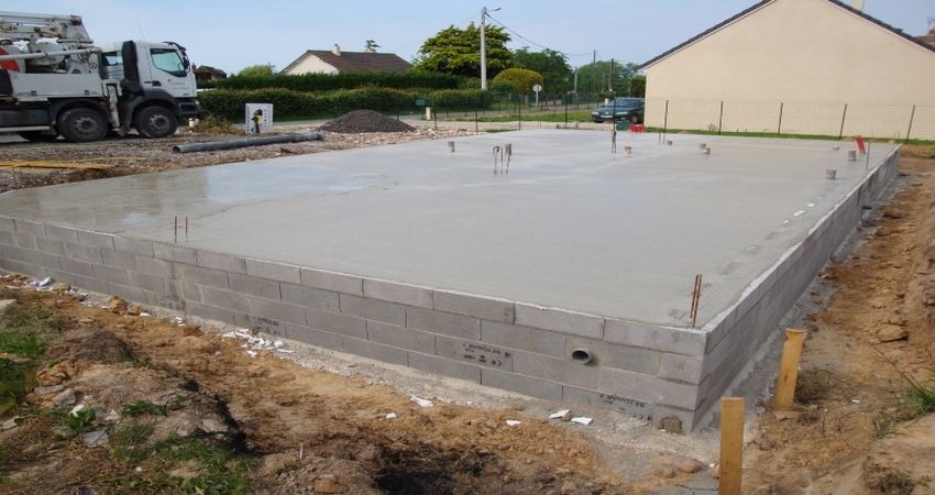 Placă din beton armat, turnată peste umplutură