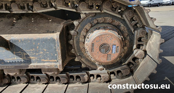 Șenile de oțel ale unui excavator