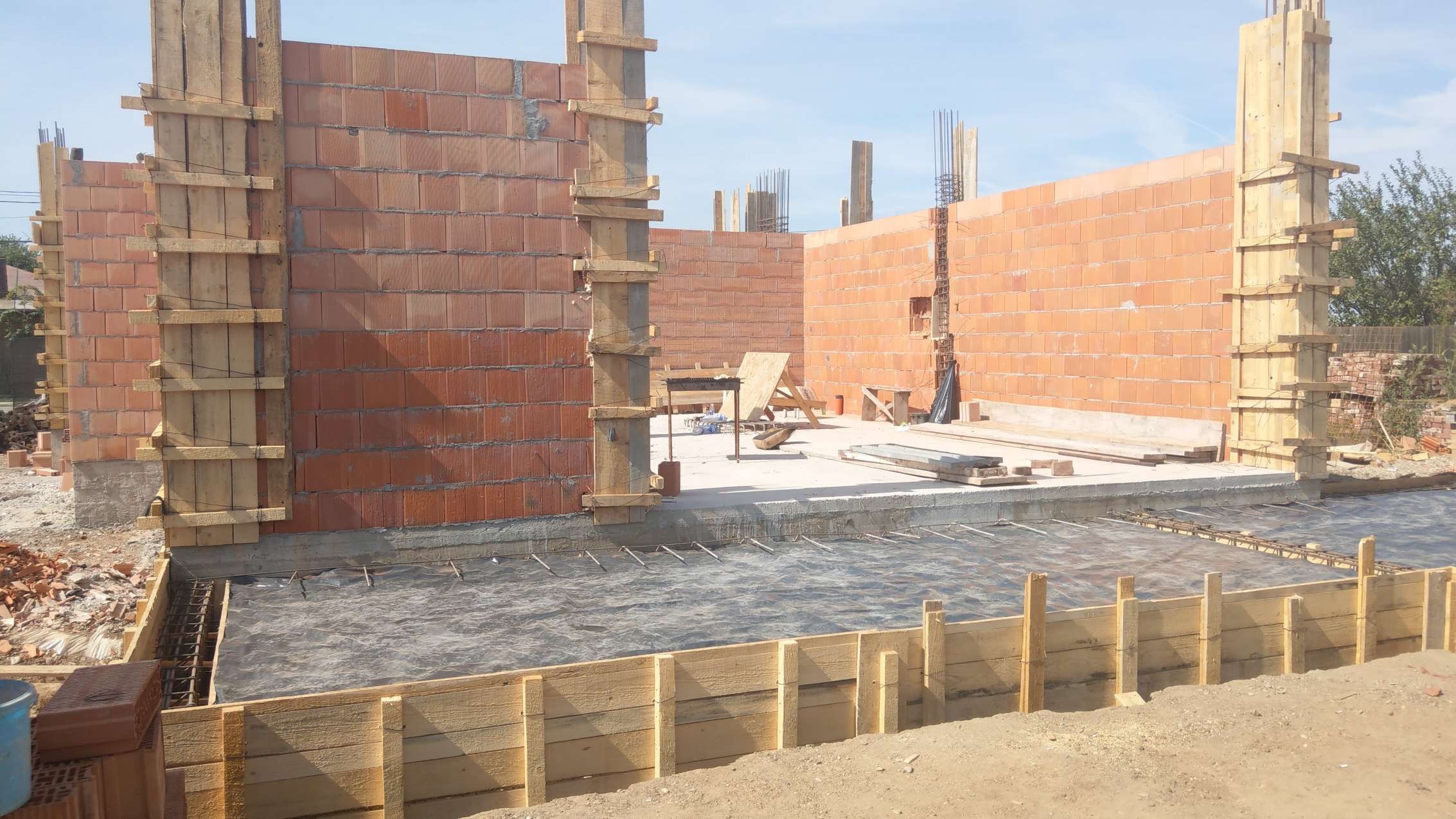 Zidărie confinată, dar stâlp nesusținut în ambele direcții