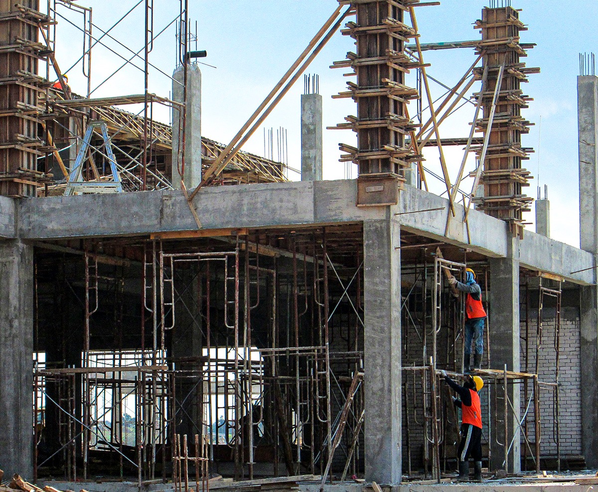 Stâlp structural construit din beton armat la clădire multietajată.