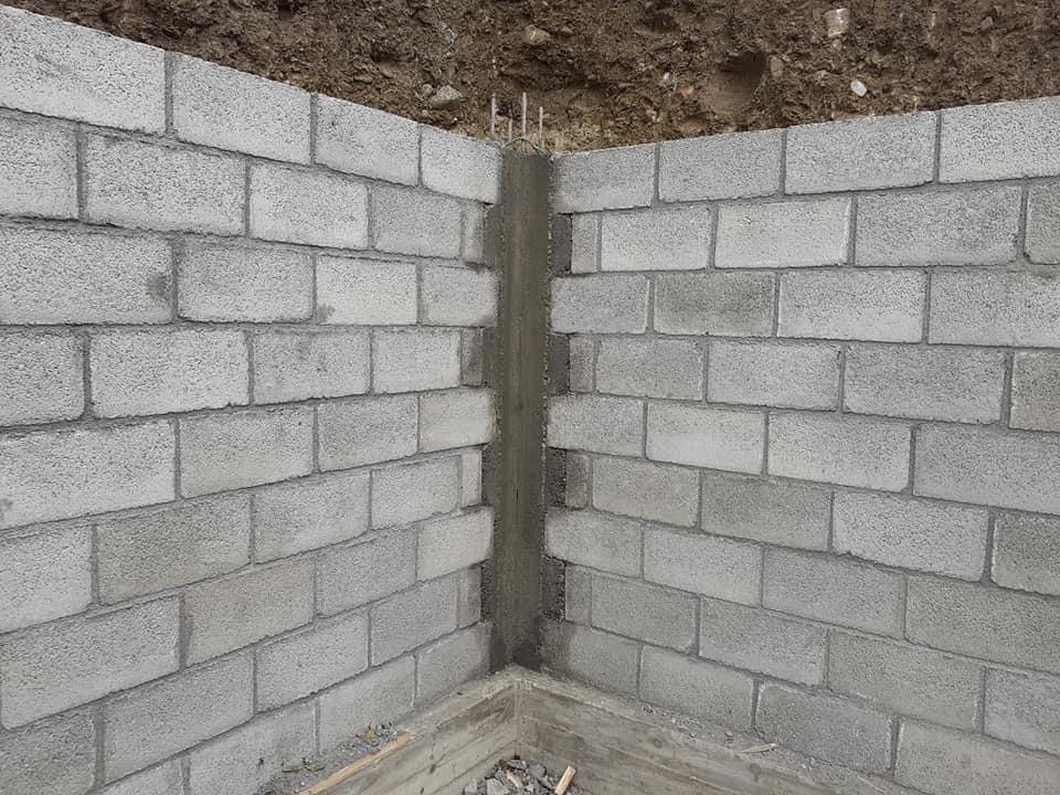 Zidărie din bolțari de beton, confinată cu cadre din beton armat turnat la colțuri