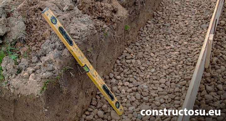 Turnarea fundației - aducerea cofragului de beton la același nivel